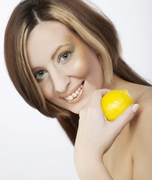 Молода жінка тримає лимон — стокове фото