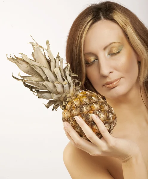Giovane bella donna con ananas — Foto Stock