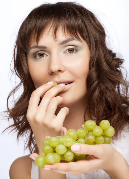 Mujer con uvas verdes — Foto de Stock