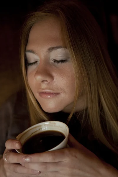 एक सफेद कप के साथ युवा सुंदर महिला — स्टॉक फ़ोटो, इमेज