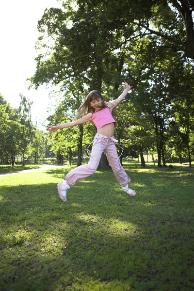 Dziewczynka skacze w parku — Zdjęcie stockowe