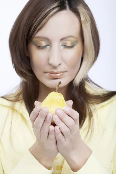 Młoda kobieta trzyma cytryny — Zdjęcie stockowe