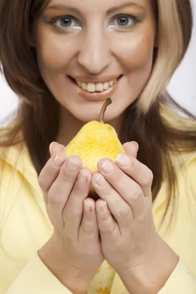 Fiatal nő holding citrom — Stock Fotó