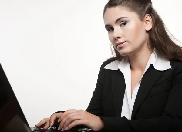 Wanita muda menggunakan laptop — Stok Foto