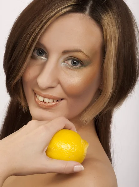 Junge Frau in der Hand einer Zitrone — Stockfoto