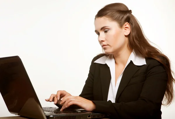 Wanita muda menggunakan laptop — Stok Foto