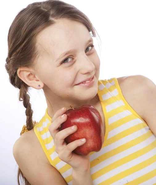 Маленькая девочка с красным яблоком — стоковое фото