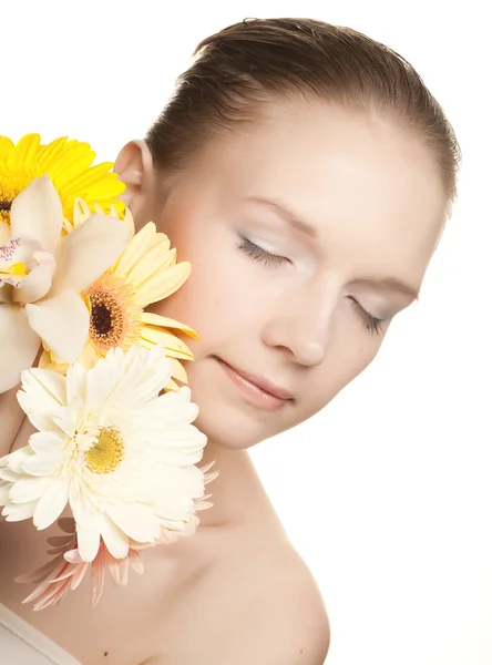 Mulher com flores de gerber — Fotografia de Stock