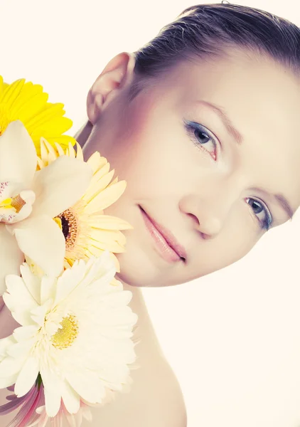 Kvinna med gerber blommor — Stockfoto