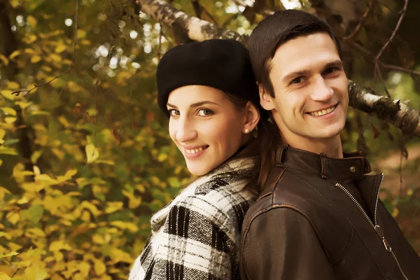 Verliefde paar in een herfst park — Stockfoto