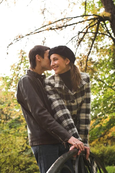 Loving couple in an autumnal park — Stock Photo, Image