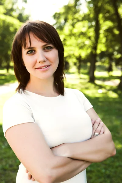Young woman in park — Stock Photo, Image