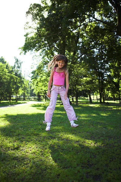 Dziewczynka skacze w parku — Zdjęcie stockowe