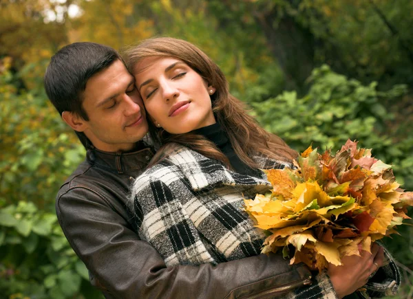 Milující pár v podzimní park — Stock fotografie