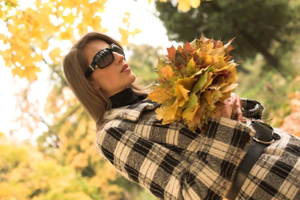 Молодая женщина в Осеннем парке — стоковое фото