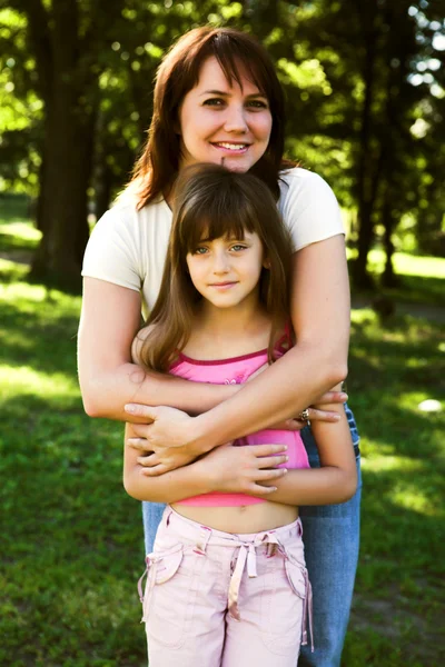 Mother and daughter in park — Stock Photo, Image