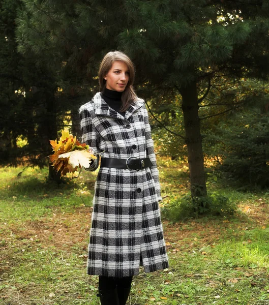 Молодая женщина в Осеннем парке — стоковое фото