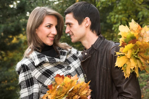 Milující pár v podzimní park — Stock fotografie