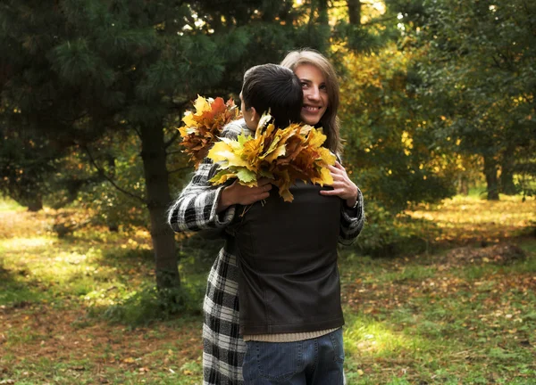 秋の公園で愛するカップル — ストック写真