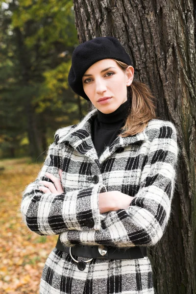 Młoda kobieta w jesienny park — Zdjęcie stockowe