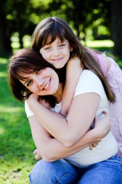 Anne ve kızı parkta.
