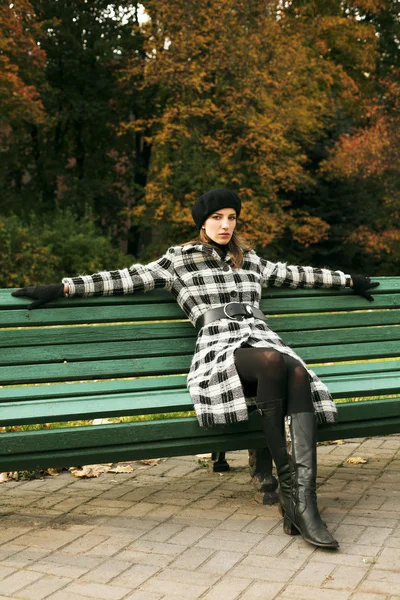 秋の公園で若い女性 — ストック写真
