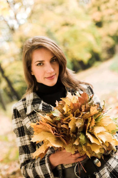 秋の公園で若い女性 — ストック写真