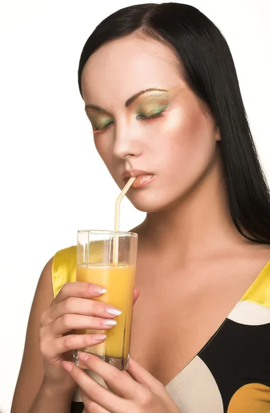 Kobieta pije sok pomarańczowy z bliska — Zdjęcie stockowe