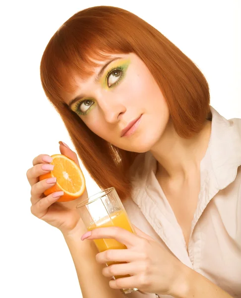 Kadın portakal suyu içiyor. — Stok fotoğraf