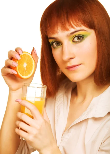 Kadın portakal suyu içiyor. — Stok fotoğraf