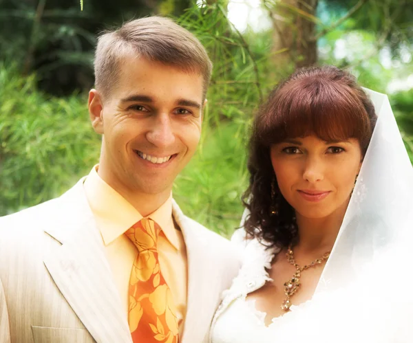 Szabadtéri esküvői pár — Stock Fotó