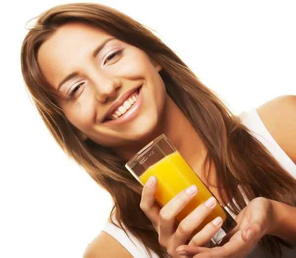 Žena pije pomerančový džus zblízka — Stock fotografie