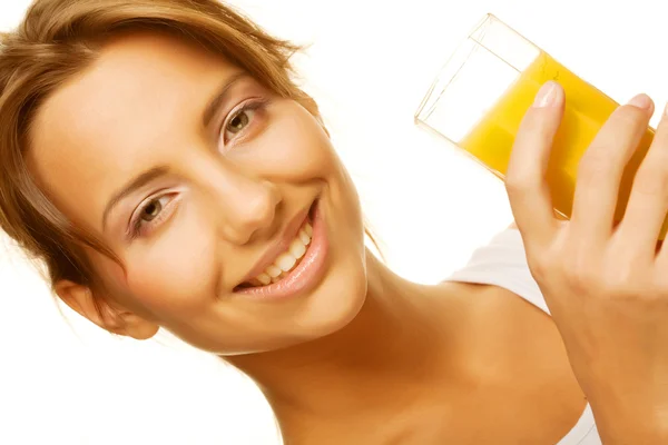 Donna bere succo d'arancia da vicino — Foto Stock