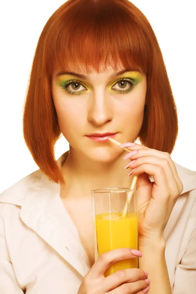 Frau trinkt Orangensaft aus nächster Nähe — Stockfoto