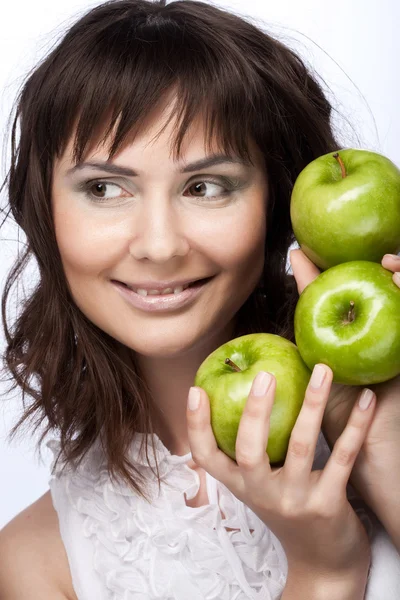Oung menina com três maçãs verdes frescas — Fotografia de Stock