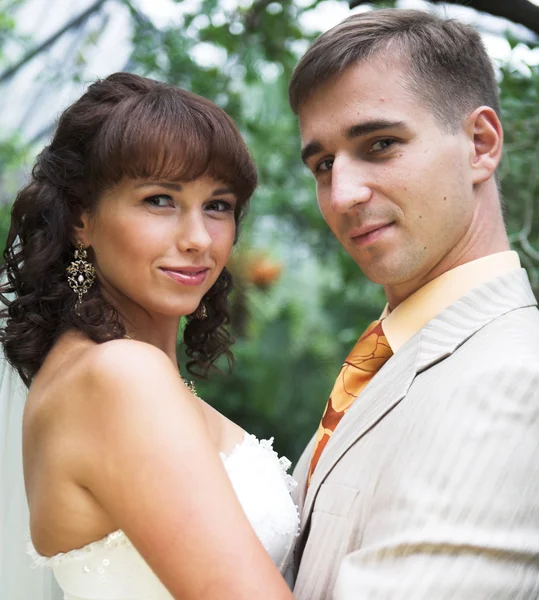 Szabadtéri esküvői pár — Stock Fotó
