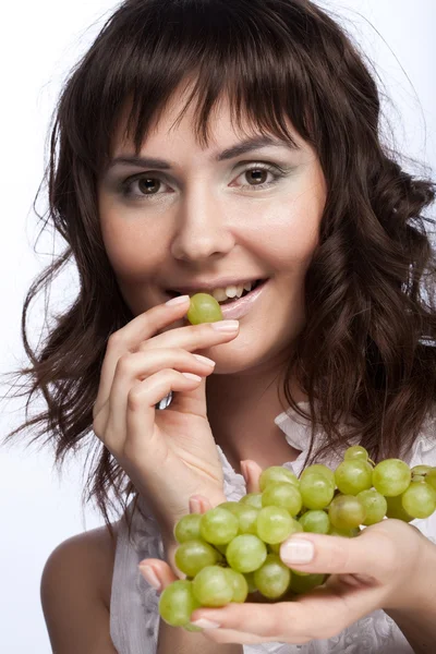 Mujer con uvas verdes —  Fotos de Stock