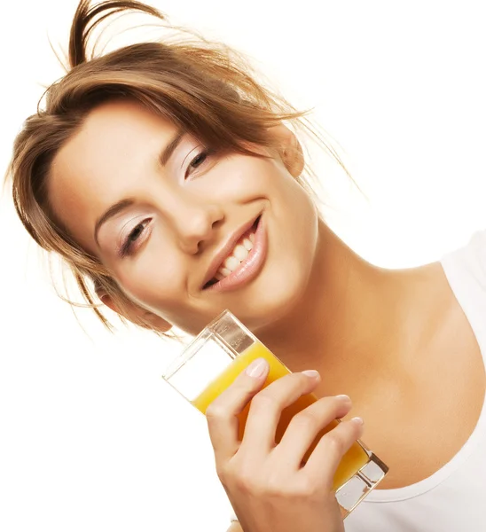 Mujer bebiendo jugo de naranja de cerca — Foto de Stock