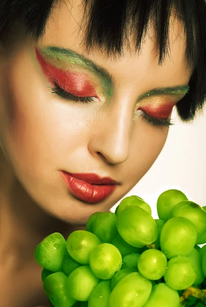 Nő, zöld szőlő — Stock Fotó