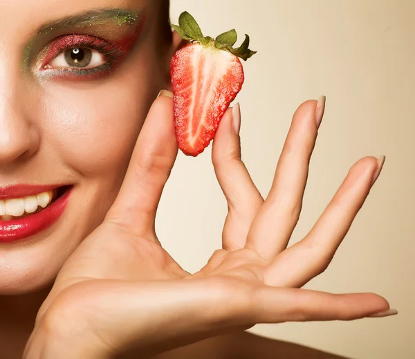 BeautyFULL girl med jordgubbe — Stockfoto