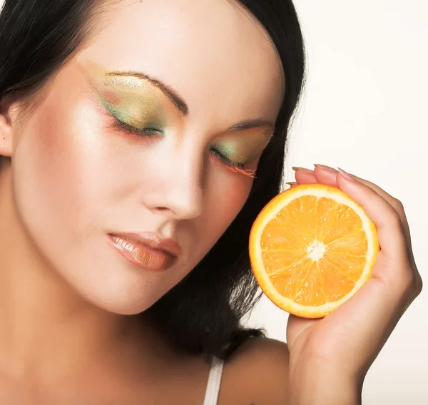 Mujer alegre con naranja fresca —  Fotos de Stock