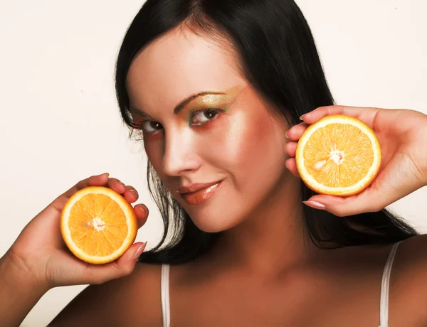 Wesoły kobieta ze świeżych pomarańczy — Zdjęcie stockowe