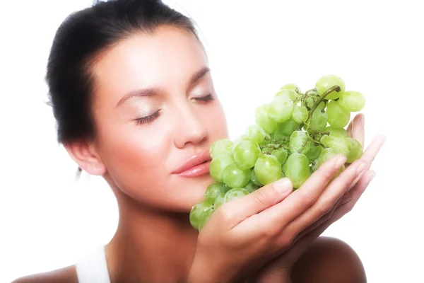 Vrouw met groene druif — Stockfoto