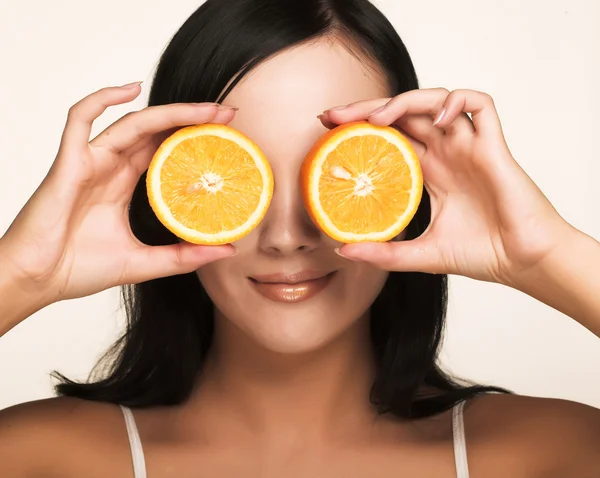 Mulher alegre com laranja fresca — Fotografia de Stock