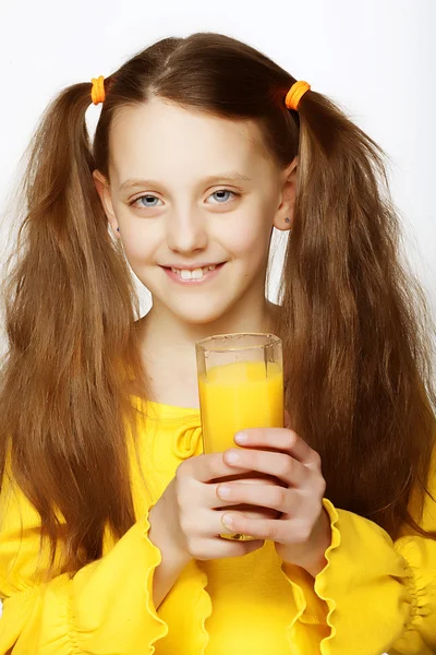 Flicka dricka apelsinjuice — Stockfoto