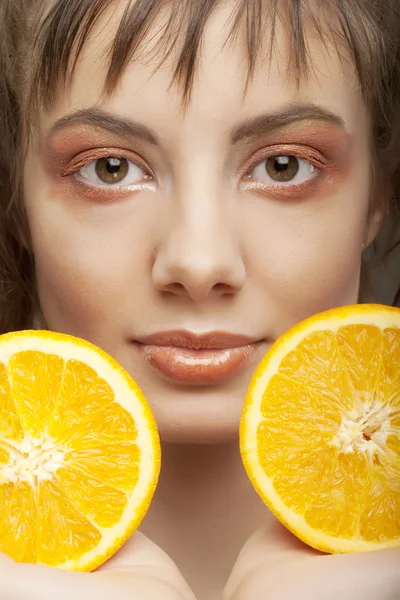 Rosto de mulher bonita com laranja — Fotografia de Stock