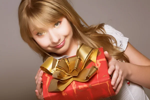 Adolescente chica con la caja actual — Foto de Stock