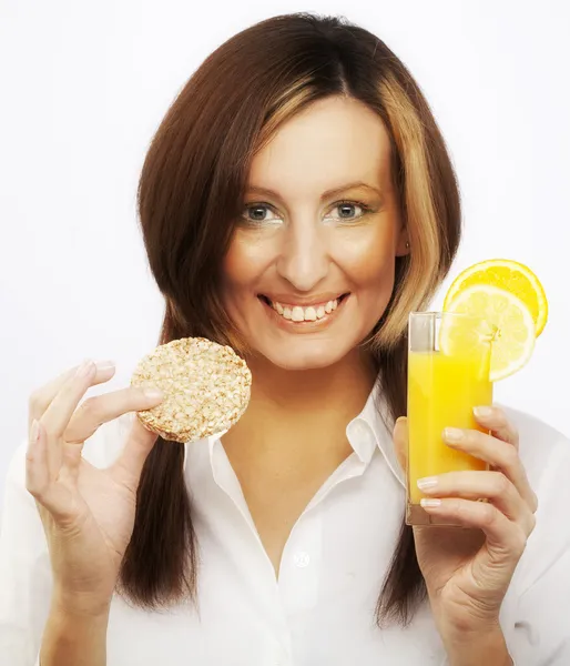 Jovem mulher bebendo suco de laranja — Fotografia de Stock