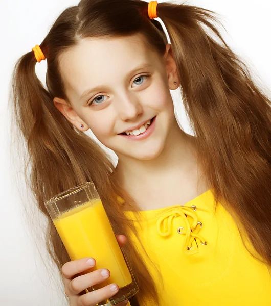 Dziewczyna pije sok pomarańczowy — Zdjęcie stockowe