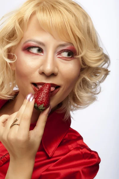 Schönes Mädchen mit Erdbeere — Stockfoto